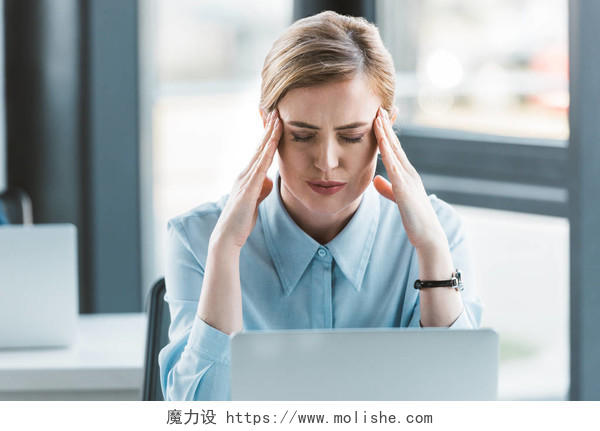在使用笔记本电脑时头疼的女实业家焦虑烦躁恼火烦躁
